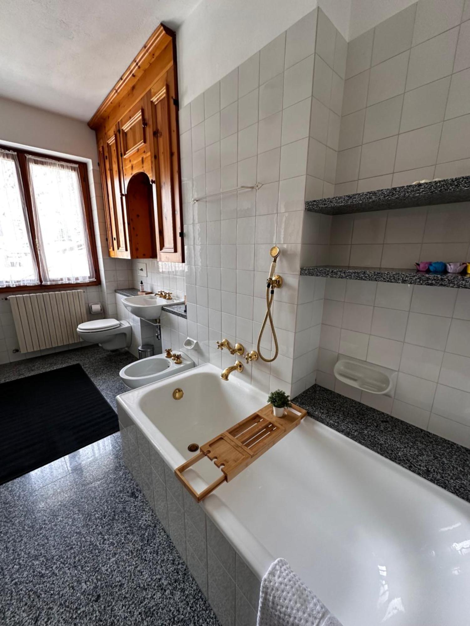 Ampio Appartamento Con Vista “Casa Magro” ตีราโน ภายนอก รูปภาพ
